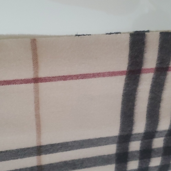 Burberry cashmere scarf in trench color - Picture 3 of 4
